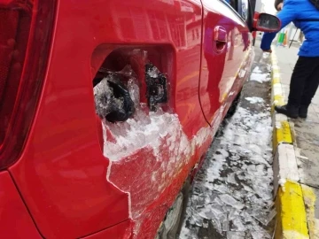 Ardahan’da dondurucu soğuklarda aracın depo kapağı dondu
