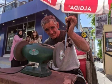 Ardahan’da Kurban Bayramı öncesi bıçak bileyicilerinin yoğun mesaisi
