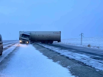 Ardahan’da tipide kontrolden çıkan tırlar yolu trafiğe kapattı
