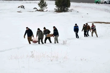 Ardahan’da yaban hayatı için araziye yem bırakıldı
