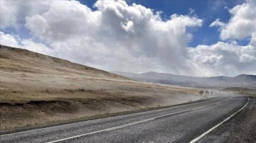 Ardahan'da güneşli hava yollarda buharlaşma oluşturdu