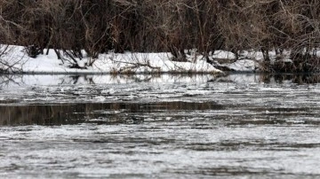 Ardahan'da soğuk hava nedeniyle Kura Nehri'nin yüzeyinde buz tabakası oluştu