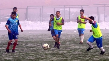 Ardahanlı çocukların futbol aşkına soğuk hava ve sis engel olmadı