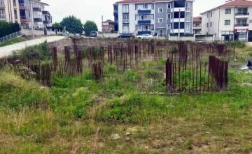 Arifiye’de sağlık ocağı inşaatı çürümeye terk edildi
