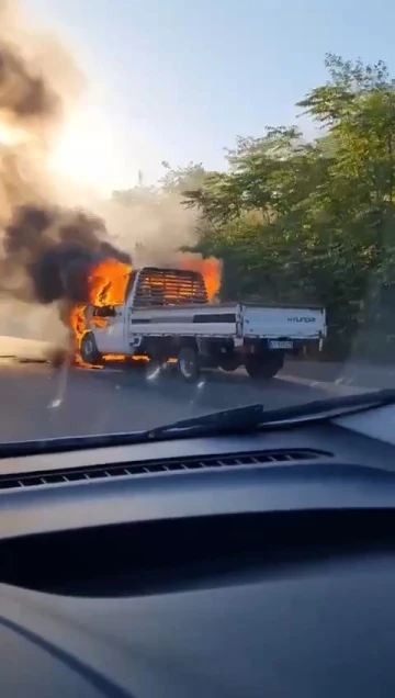 Bursa'da arıza yapan kamyonet alev alev yandı