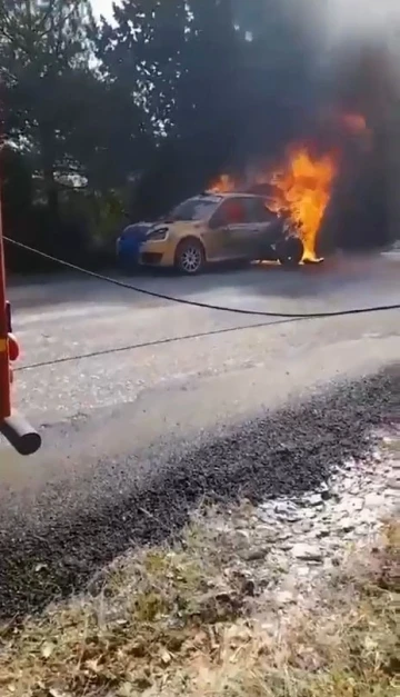 Arıza yapan yarış otomobili alev topuna döndü
