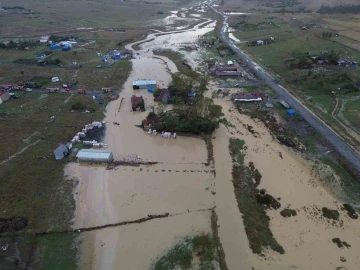 Arnavutköy’de evinde mahsur kalan adamı itfaiye ekipleri sırtında taşıyarak kurtardı
