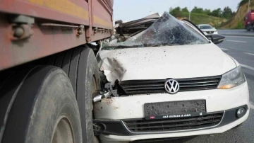 Arnavutköy’de kontrolden çıkan otomobil otoyolda duran tıra çarptı: 2 yaralı
