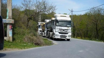 Arnavutköy’de otomobilleriyle yolu kapatıp, hafriyat kamyonlarının mahallelerinden geçmesine tepki gösterdiler
