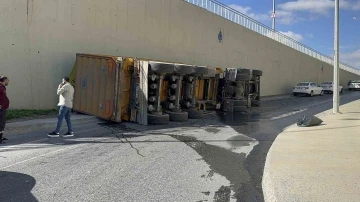 Arnavutköy’de sürücüsünün kontrolünden çıkan kamyon yan yattı, faciadan dönüldü
