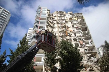 Artçı depremde mahsur kalan 4 kişi kurtarıldı
