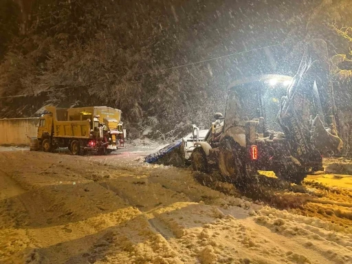 Artvin’de belediye ekiplerinin gece kar mesaisi
