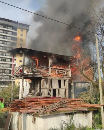 Evde çıkan yangın mahalleliyi panikletti!