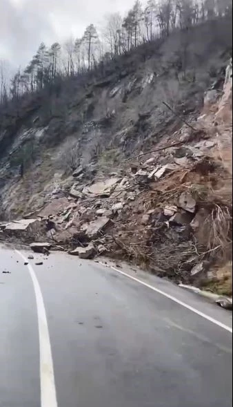 Artvin’de heyelan nedeniyle Hopa-Borçka karayolu ulaşıma kapandı
