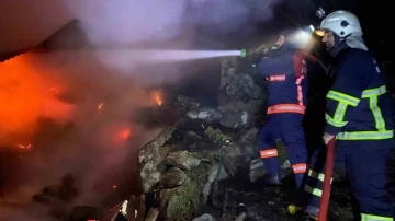 Artvin’de iki katlı ahşap evde yangın çıktı
