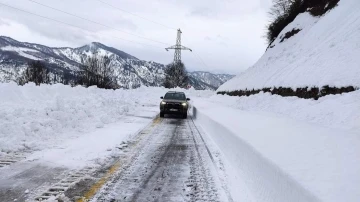 Artvin’de kar kalınlığı 1,5 metreyi bulan Camili yolu ulaşıma açıldı
