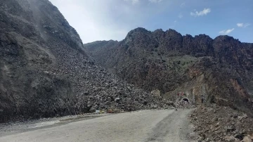 Artvin-Erzurum karayolu heyelan nedeniyle kapandı
