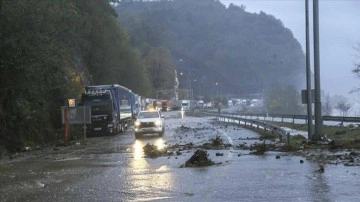 Artvin'de fırtına nedeniyle yükselen dalgalar ulaşımı aksattı