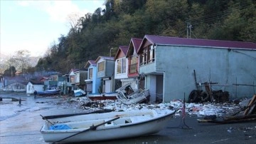 Artvin'de fırtınada oluşan dalgalar balıkçı barınaklarına zarar verdi