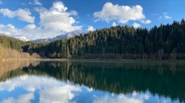 Artvin'deki Karagöl, ziyaretçilerini sonbahar renklerinin suya yansıdığı görüntülerle karşılıyo