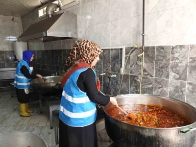 Aşevinde gönüllü çalışan kadınlar günlük bin 200 kişiye yemek hazırlıyor
