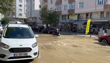 Asfalt yerinden söküldü, cadde sular altında kaldı
