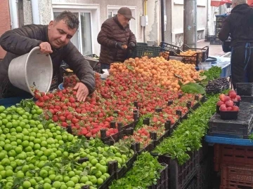 Aşırı yağışlar tezgahlardaki meyve ve sebzeyi etkiliyor
