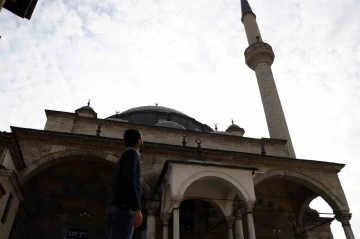 Asırlara meydan okuyan cami hem minaresinin eğikliği hem de fevkani tarzıyla dikkat çekiyor
