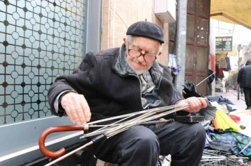 Asırlık çınar 70 yıldır şemsiye tamir ediyor
