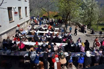 Asırlık gelenek: Gencinden yaşlısına herkes o kazanların başına geçti
