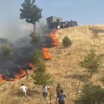 Askeri alayın tepesinde çıkan yangın söndürüldü
