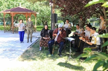 Askeri bando takımı, huzurevi sakinleri için çaldı
