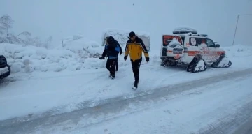 Astım hastası çocuk, paletli kar ambulansıylahastaneye yetiştirildi