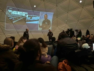 Astronot Gezeravcı’yı da taşıyan uzay aracının istasyona kenetlenmesi kent meydanlarından takip ediliyor
