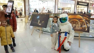 Astronot olamadı, çektiği astronot konseptli fotoğrafları sergiledi
