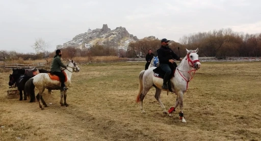 At çiftliğine ilgi büyük
