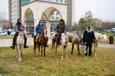 At sırtında İspanya’dan Mekke’ye giden hacı adayları Edirne’de dualarla uğurlandı
