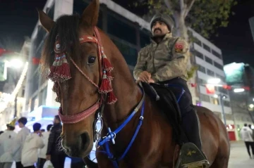 ‘At Türkün kanadıdır’ diyerek yeni yıla at üstünde girdi
