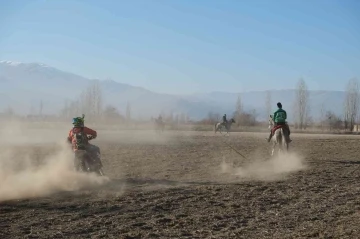 Ata sporu ciritte bu kez atların rakibi motosikletliler oldu
