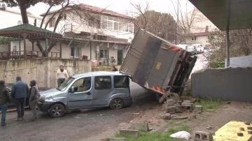 Ataşehir’de freni patlayan kamyon ortalığı birbirine kattı
