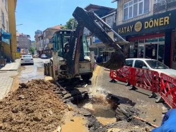 Ataşehir’de İSKİ personelinin patlayan su borusuyla mücadelesi kamerada
