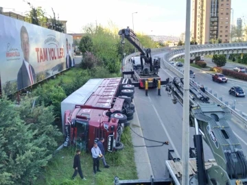 Sebze yüklü kamyon virajı alamayarak yan yattı