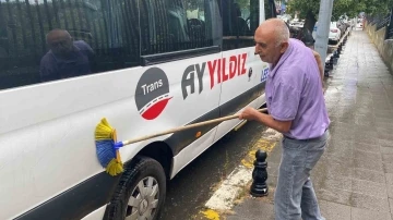 Ataşehir’de yağan yağmurda aracını yıkadı
