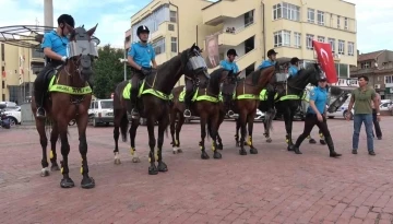 Atlı polisler Tavşanlı sokaklarında
