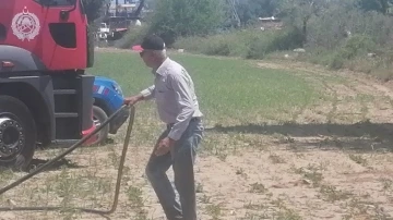 Attığı sigara yangın çıkarınca itfaiye eri gibi çalıştı
