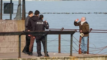 Av tüfeği ile ateş açıp, silahı kendisine doğrultan şahsı polis ikna etti
