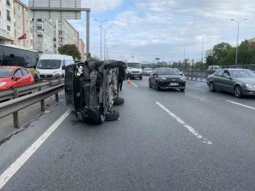 Avcılar’da kontrolden çıkan araç, metrobüs bariyerine çarpıp yan yattı:1 yaralı
