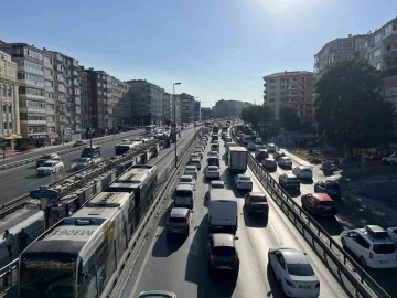 Avcılar E-5’te metrobüs yolu çalışması trafik çilesine döndü
