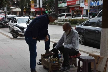 Ayakkabı boyayarak 6 evlat büyütüp, iki kez umreye gitti
