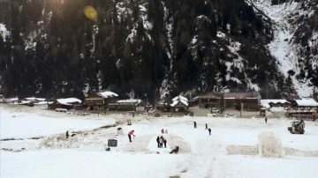 Ayder'de kar festivalinin hazırlıkları taşıma karla devam ediyor